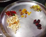 A picture of step 3 of Pista Kesar Halwa.
