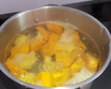 Foto del paso 1 de la receta: Dorada al horno con cebolla caramelizada y puré de boniato con l