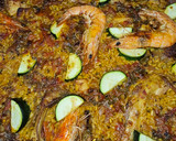Foto del paso 5 de la receta: Arroz con conejo, sepia, langostinos, calabacín y espinacas
