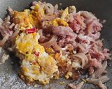 รูปขั้นตอนการทำที่ 5 ของ ผัดแหนมหมูไข่วุ้นเส้น