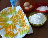 Foto del passaggio 1 della ricetta Frittelle di fiori di zucca dolci!😋