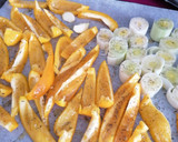 Foto del paso 1 de la receta: Crema de pimientos amarillos y puerros asados
