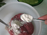 Tortitas de carne y avena, con guarnición de nopales sin baba