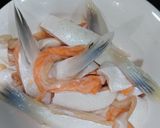 Hình bước làm 1 của món Lườn cá hồi chiên giòn