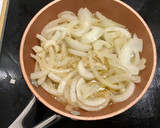 Foto del paso 2 de la receta: Solomillo de cerdo en salsa con su guarnición de zanahoria, manzana asada y cebolla caramelizada