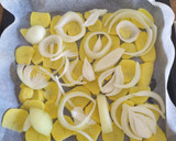 Foto del paso 3 de la receta: Pollo al limón en cama de patatas al horno