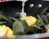 Foto langkah ke 11 dari resep Kerang Hijau Saos Padang Mix Jagung.