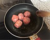 Foto del paso 1 de la receta: Albóndigas en salsa de tomate con queso, al estilo Dunaez