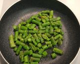 Foto del paso 2 de la receta: Tortilla francesa de espárragos verdes