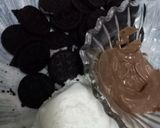 A picture of step 2 of Creamy Oreo Shake.