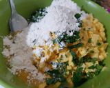 Foto langkah ke 4 dari resep Bakwan Jagung Renyah di Luar, Lembut di Dalam.