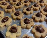 Foto langkah ke 3 dari resep Choco Flower Cookies.