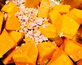 Hình bước làm 2 của món Canh Bí Đỏ Nấu Nấm Thịt