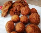 Rántott sertéskaraj, steak burgonya, sajtgolyó és kukoricasaláta recept fázis 3 fotója