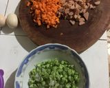 Hình bước làm 1 của món Cơm chiên ngũ cẩm chứ chưa được thập cẩm