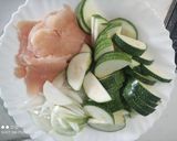 Hình bước làm 1 của món Bí ngòi xào giòn