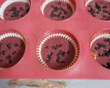 A picture of step 3 of Red velvet chocochips muffins.