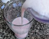 A picture of step 5 of Rose milkshake.