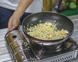 รูปขั้นตอนการทำที่ 17 ของ ข้าวผัดไข่ เม็ดร่วนสวย ไม่มัน ไม่เลี่ยน อร่อยถูกปากคนในครอบครัว