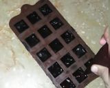 A picture of step 4 of Pomegranate chocolate bites.