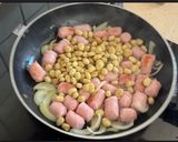 Foto del paso 2 de la receta Habitas con salchichas de pollo