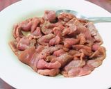 Foto langkah ke 1 dari resep Sapi Kecambah Lada Hitam.