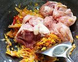 Foto langkah ke 2 dari resep Ayam daun singkong masak kecombrang.