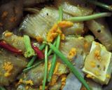 Hình bước làm 1 của món Cá nhám um chuối