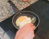 Foto del paso 2 de la receta: Huevos fritos con gambas al ajillo en un plis plas