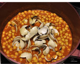 Foto del paso 9 de la receta: Garbanzos con almejas en salsa vizcaína