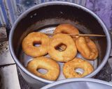 Foto langkah ke 3 dari resep Donat ekonomis.