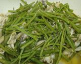 A picture of step 2 of Stir-Fried Razor Clams with Water Spinach.