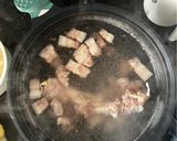 Foto langkah ke 3 dari resep Sup babi lobak jagung manis dan wortel.