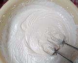 Foto langkah ke 2 dari resep Bolu kukus semangka.