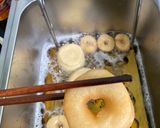 Hình bước làm 1 của món Donut nhúng caramel