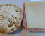 Foto del paso 5 de la receta: Sándwich con queso/jamón y corazón de huevo jugoso