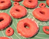 Foto langkah ke 7 dari resep Donat Maizena Merah Putih.