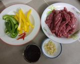 Hình bước làm 1 của món Bò sốt tiêu đen & ớt chuông