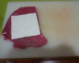 Foto del paso 1 de la receta: Rollitos de carne y queso a las pimientas