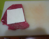 Foto del paso 1 de la receta: Rollitos de carne y queso a las pimientas