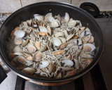 Foto del paso 3 de la receta: Gulas con langostinos, almejas y tomate