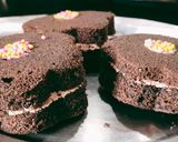 A picture of step 8 of Oreo Floral mini sandwich cake.