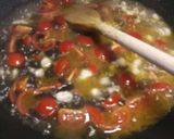 A picture of step 3 of Mezzi paccheri con arogosta al nero di seppia.