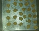 Foto langkah ke 4 dari resep Kue semprit mawar hemat bahan.