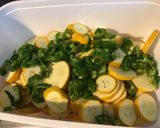 Une image de l'étape 4 de Courgettes jaunes aux tomates, poivrons verts et herbes de Provence.