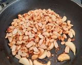 A picture of step 2 of Garlic peanut chutney.