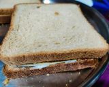 A picture of step 4 of Cheesy Sandwich with potato and green peas filling.