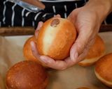 Foto langkah ke 8 dari resep Cara membuat donat isi krim coklat.