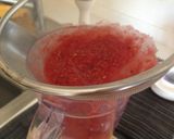 Foto del passaggio 4 della ricetta Gazpacho di frutti rossi, con calamaretti