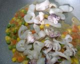 รูปขั้นตอนการทำที่ 3 ของ ไข่ข้น ราดซอสปลาหมึกเขียวหวานผักสามสี คลีน